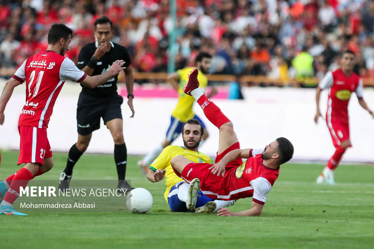 دیدار نیک های فوتبال پرسپولیس تهران و صنعت نفت آبادان