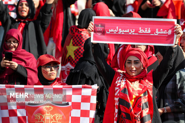 دیدار تیم های فوتبال پرسپولیس تهران و صنعت نفت آبادان در هفته چهارم لیگ برتر باشکاههای کشور با حضور بانوان در ورزشگاه آزادی تهران برگزار شد
