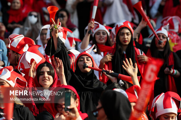 دیدار تیم های فوتبال پرسپولیس تهران و صنعت نفت آبادان در هفته چهارم لیگ برتر باشکاههای کشور با حضور بانوان در ورزشگاه آزادی تهران برگزار شد