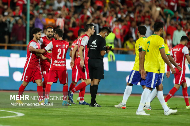 دیدار نیک های فوتبال پرسپولیس تهران و صنعت نفت آبادان