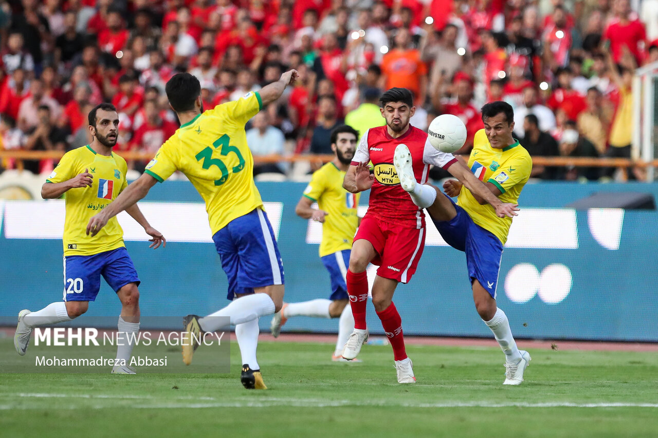 دیدار نیک های فوتبال پرسپولیس تهران و صنعت نفت آبادان