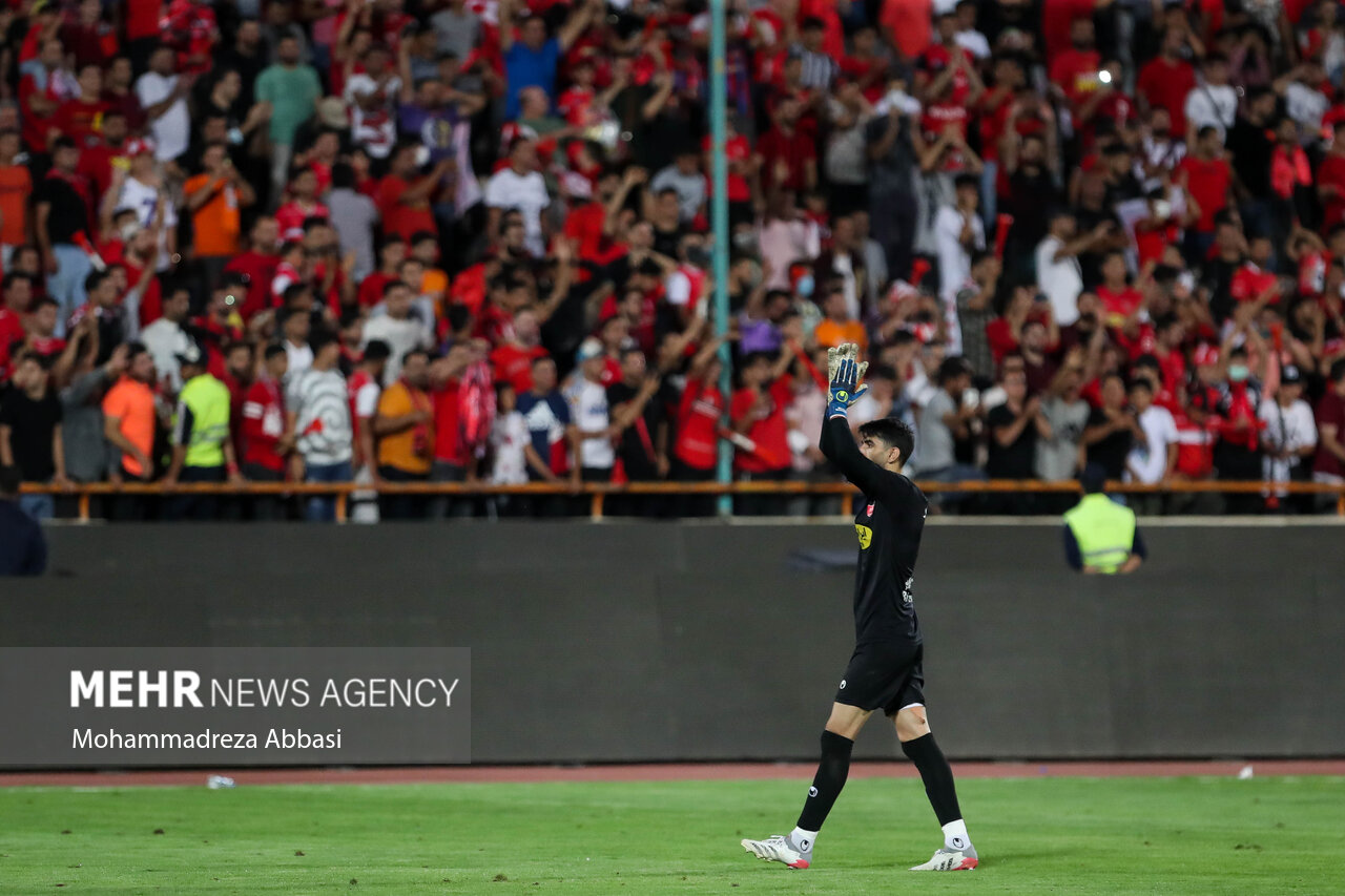 دیدار نیک های فوتبال پرسپولیس تهران و صنعت نفت آبادان