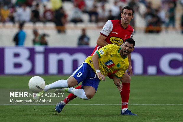 دیدار نیک های فوتبال پرسپولیس تهران و صنعت نفت آبادان