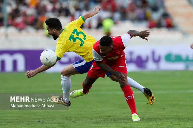 دیدار نیک های فوتبال پرسپولیس تهران و صنعت نفت آبادان