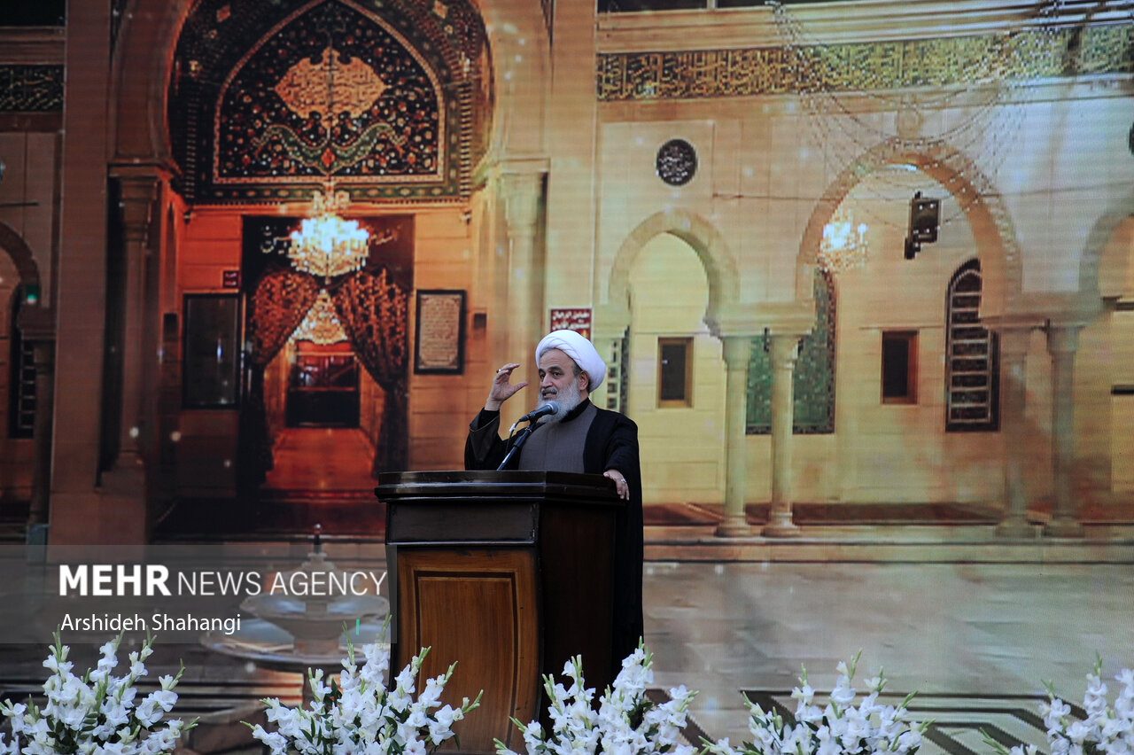 حجت الاسلام ‌ماهیانه در حال سخنرانی در اجتماع بزرگ اربعینی ها که در مصلی تهران برگزار شد است