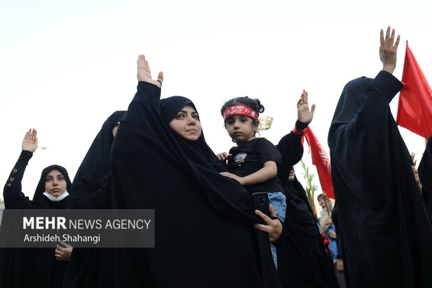 آئین بدرقه زائران و خادمان راهپیمایی جهانی اربعین بعد ازظهر امروز پنجشنبه ۱۰شهریور ۱۴۰۱در مصلی تهران برگزار شد