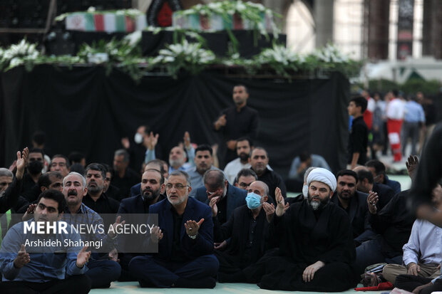 علیرضا زاکانی شهردار تهران در اجتماع بزرگ اربعینی ها که در مصلی تهران برگزار شد حضور دارد