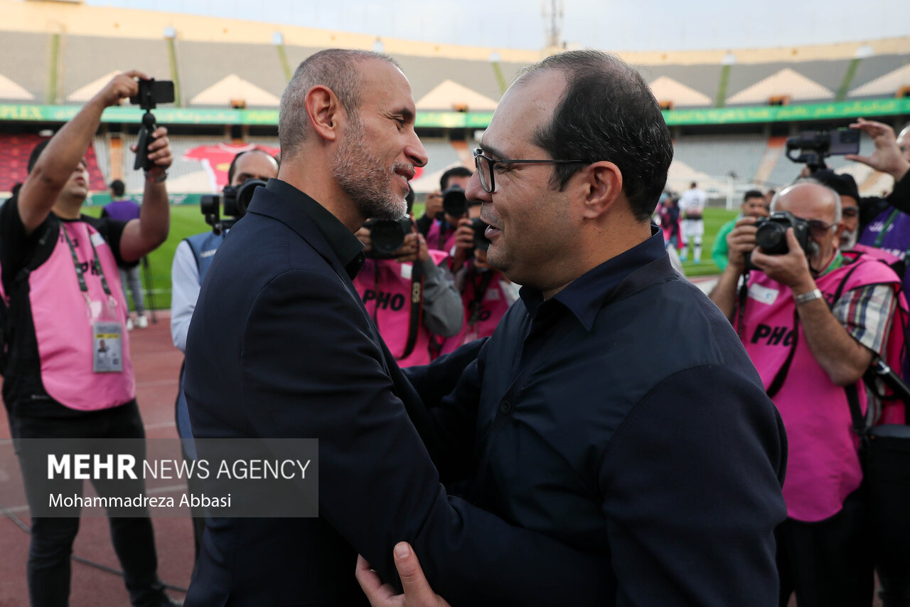 يحيي گلمحمدي سرمربي تيم فوتبال پرسپوليس تهران در حال استقبال از محمد علي ربيعي سرمربي تيم فوتبال مس رفسنجان پيش از شروع دیدار تیم های پرسپولیس تهران و مس رفسنجان در ورزشگاه آزادي تهران است