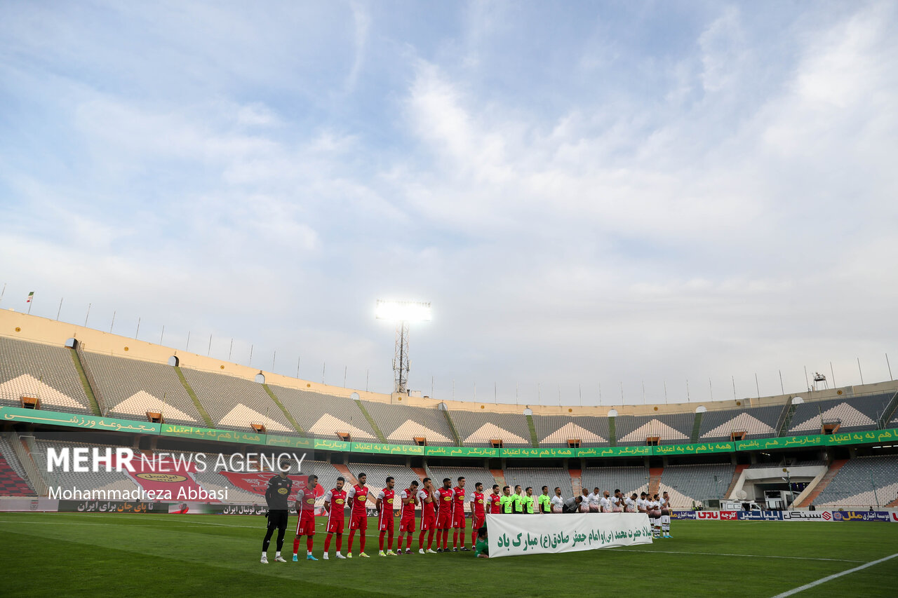 دو تیم فوتبال پرسپولیس تهران و مس رفسنجان در حال انجام تشريفات پيش از شروع مسابقه هستند