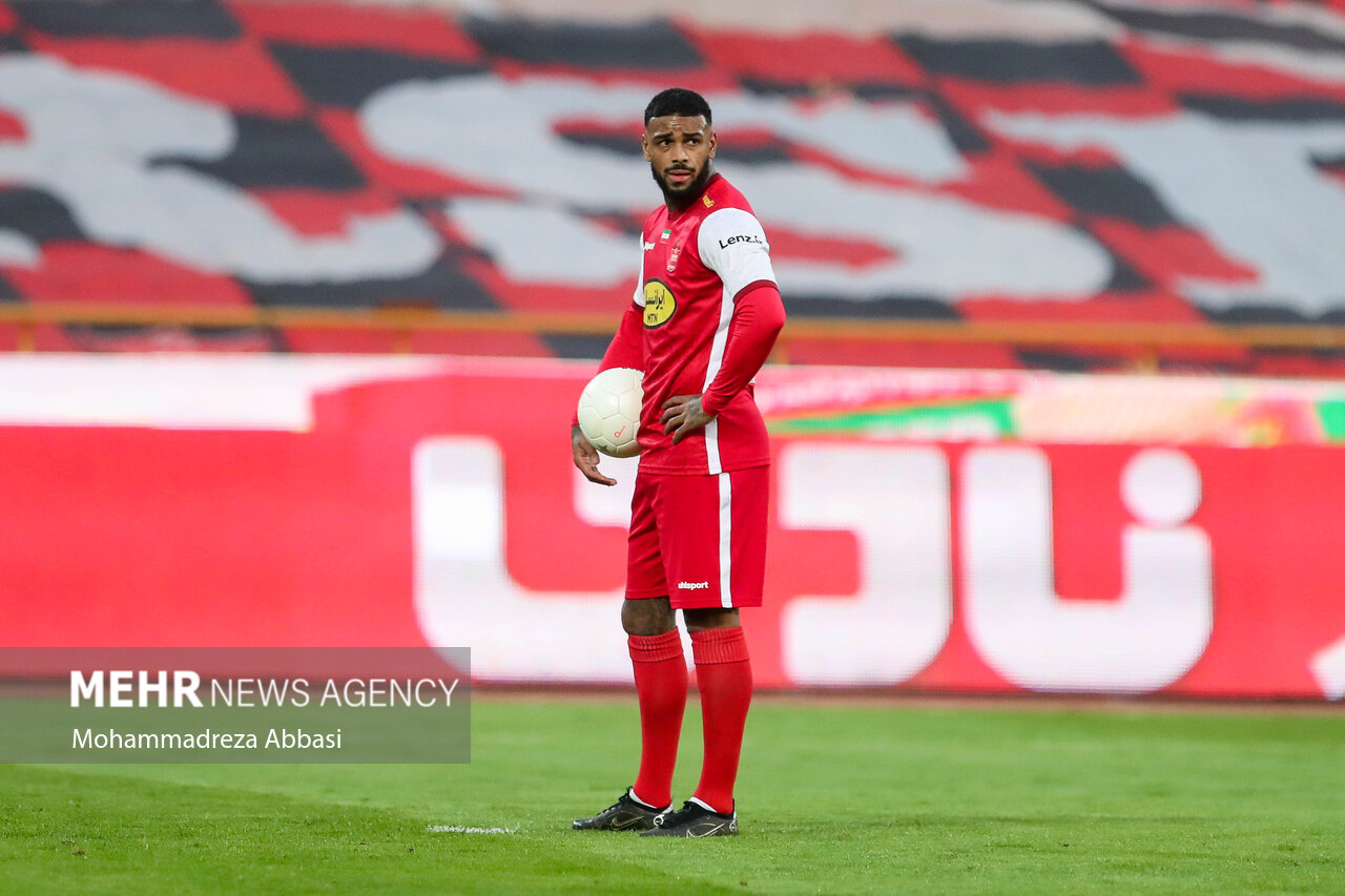 جورگن لوكاديا مهاجم تیم فوتبال پرسپولیس تهران منتظر زدن ضربه پنالتی در دیدار تیم های پرسپولیس تهران و مس رفسنجان است