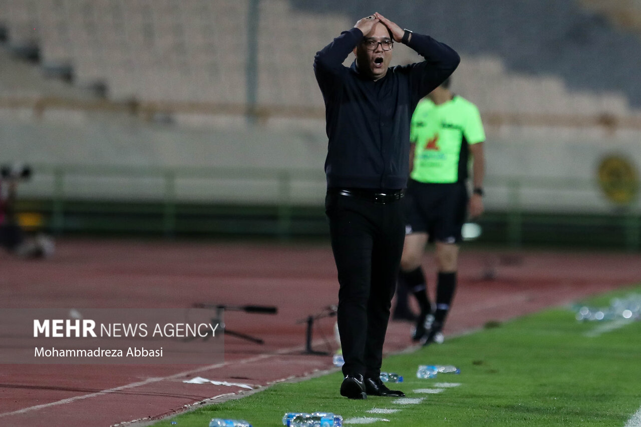 محمد علي ربيعي سرمربي تيم فوتبال مس رفسنجان در دیدار تیم های پرسپولیس تهران و مس رفسنجان حضور دارد