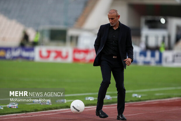 يحيي گلمحمدي سرمربي تيم فوتبال پرسپوليس تهران در دیدار تیم های پرسپولیس تهران و مس رفسنجان حضور دارد