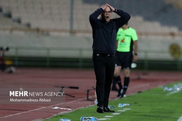 محمد علي ربيعي سرمربي تيم فوتبال مس رفسنجان در دیدار تیم های پرسپولیس تهران و مس رفسنجان حضور دارد