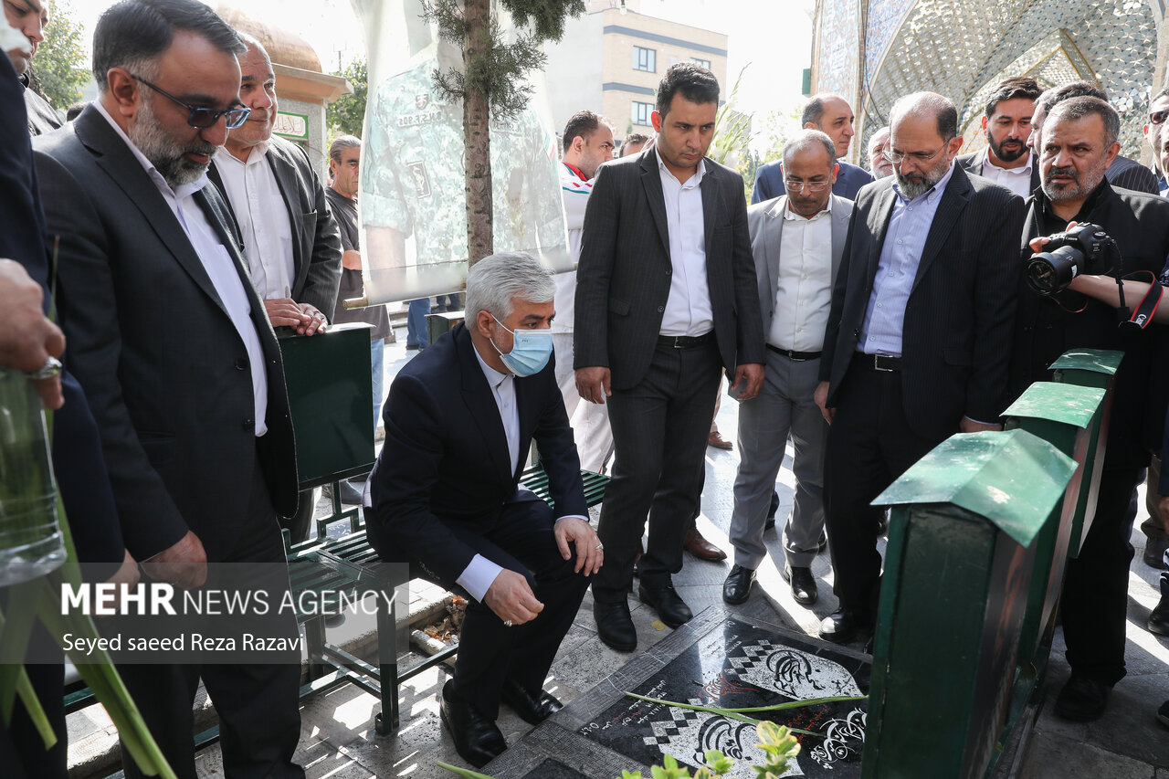 مراسم تجدید میثاق جامعه ورزش با آرمان‌های شهدا همزمان با هفته تربیت بدنی با حضور سیدحمید سجادی، وزیر ورزش‌وجوانان صبح امروز پنج شنبه ۲۸ مهر ماه ۱۴۰۱ در گلزار شهدای امامزاده علی اکبر (ع) چیذر برگزار شد