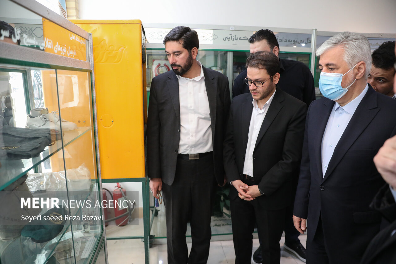 سیدحمید سجادی، وزیر ورزش‌وجوانان در حال بازدید از موزه شهدا امامزاده علی اکبر (ع) چیذر است