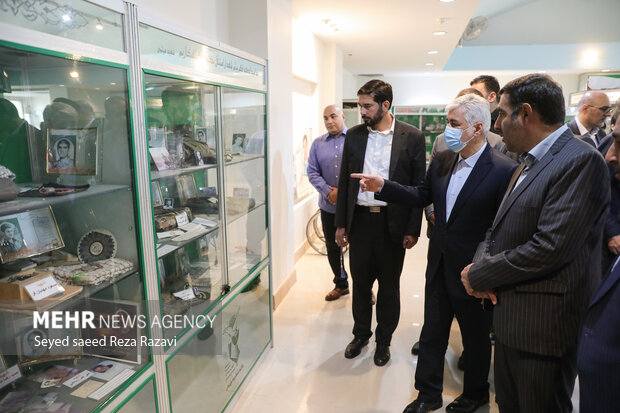 سیدحمید سجادی، وزیر ورزش‌وجوانان در حال بازدید از موزه شهدا امامزاده علی اکبر (ع) چیذر است
