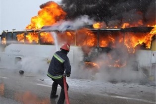 آتش سوزی اتوبوس مسافربری در محور فریمان