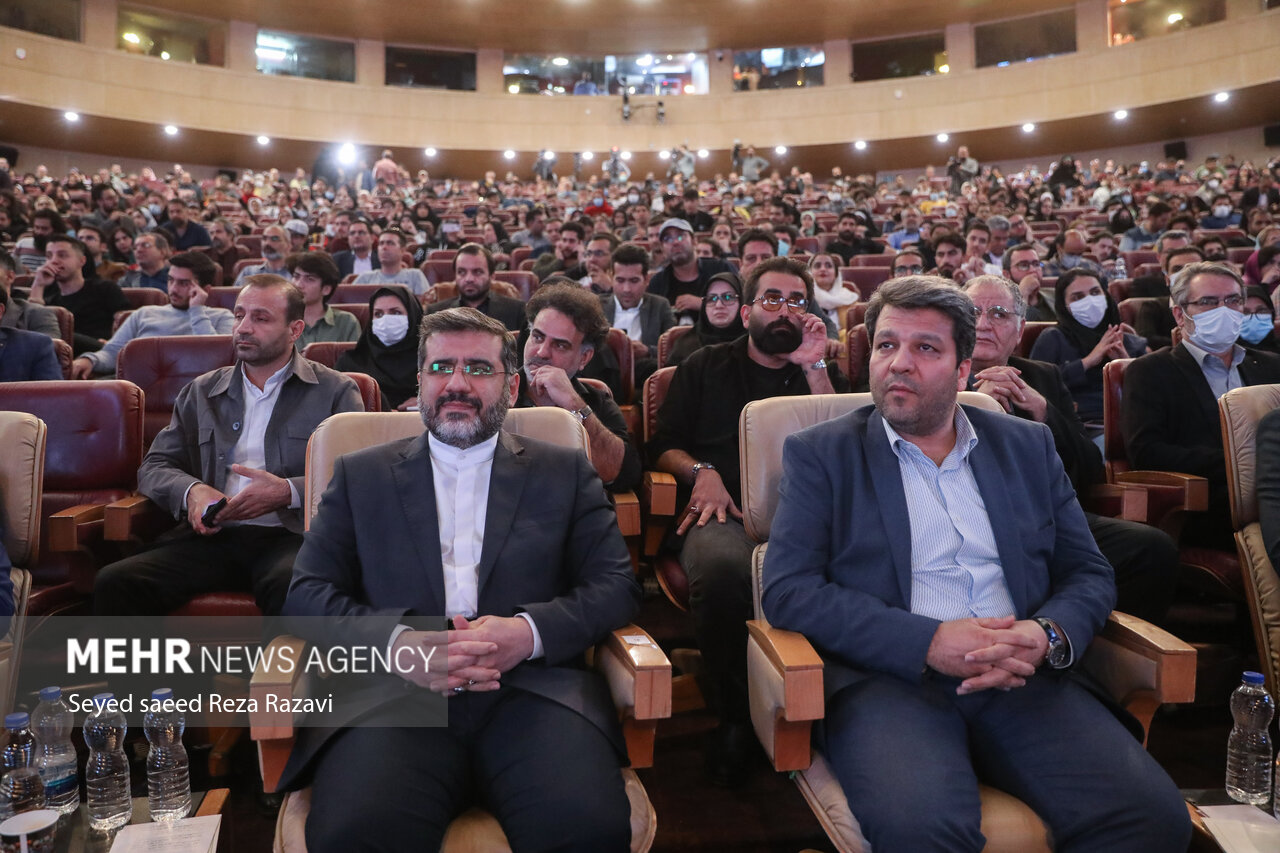 محمدمهدی اسماعیلی وزیر فرهنگ و ارشاد اسلامی و محمد خزاعی رئیس سازمان سینمایی در مراسم اختتامیه سی‌وهشتمین جشنواره بین‌المللی فیلم کوتاه تهران حضور دارند