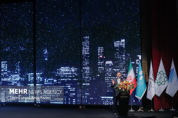 محمدمهدی اسماعیلی وزیر فرهنگ و ارشاد اسلامی در حال سخنرانی در مراسم اختتامیه سی‌وهشتمین جشنواره بین‌المللی فیلم کوتاه تهران است