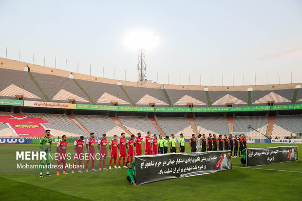 دو تیم فوتبال پرسپولیس تهران و مس کرمان در حال انجام تشریفات پیش از دیدار تیم های فوتبال پرسپولیس تهران و مس کرمان هستند