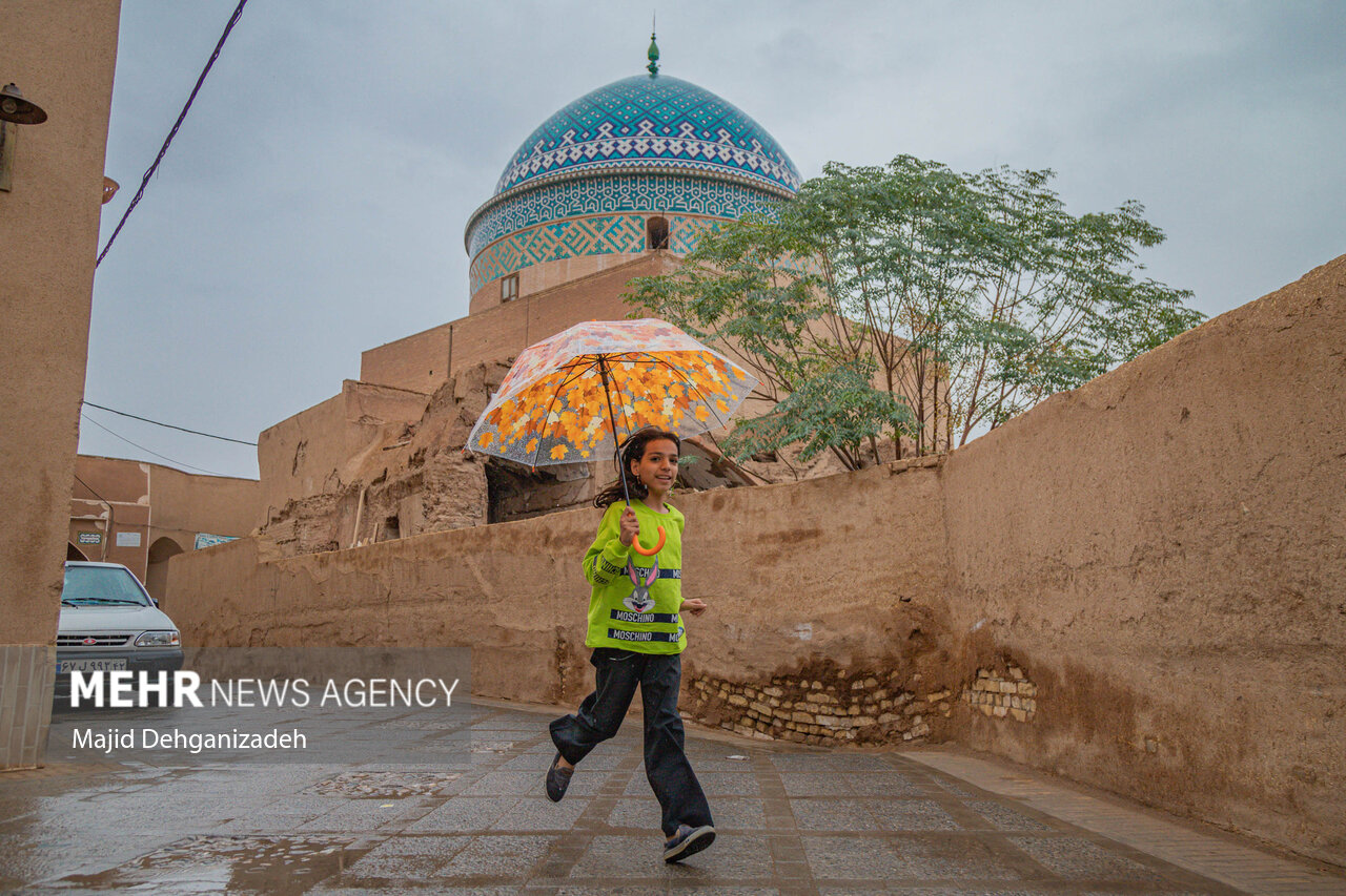 نخستین باران پاییزی در شهر جهانی