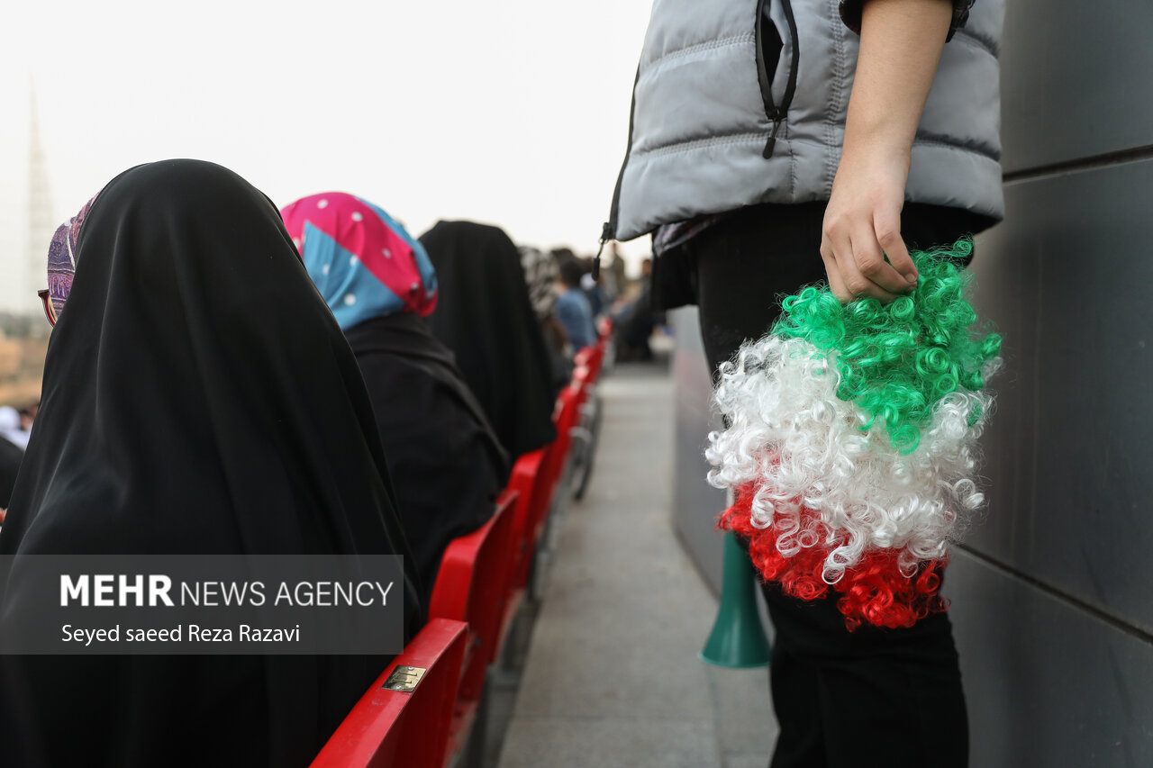 با آغاز نخستین بازی ایران در جام جهانی ۲۰۲۲ قطر در مقابل انگلیس، هواداران تیم ملی فوتبال ایران در باغ کتاب تهران به تماشای بازی پرداختند