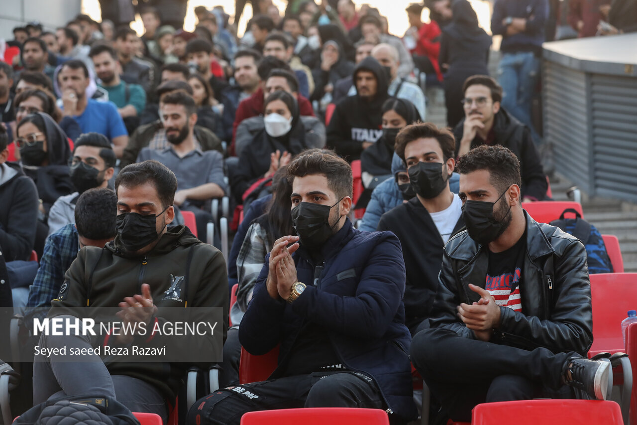 با آغاز نخستین بازی ایران در جام جهانی ۲۰۲۲ قطر در مقابل انگلیس، هواداران تیم ملی فوتبال ایران در باغ کتاب تهران به تماشای بازی پرداختند