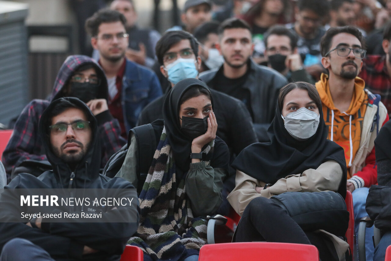 با آغاز نخستین بازی ایران در جام جهانی ۲۰۲۲ قطر در مقابل انگلیس، هواداران تیم ملی فوتبال ایران در باغ کتاب تهران به تماشای بازی پرداختند