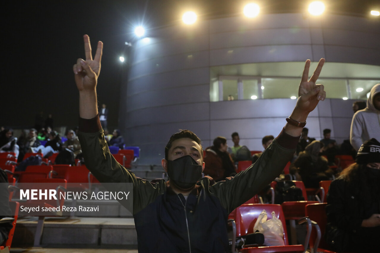 با آغاز نخستین بازی ایران در جام جهانی ۲۰۲۲ قطر در مقابل انگلیس، هواداران تیم ملی فوتبال ایران در باغ کتاب تهران به تماشای بازی پرداختند