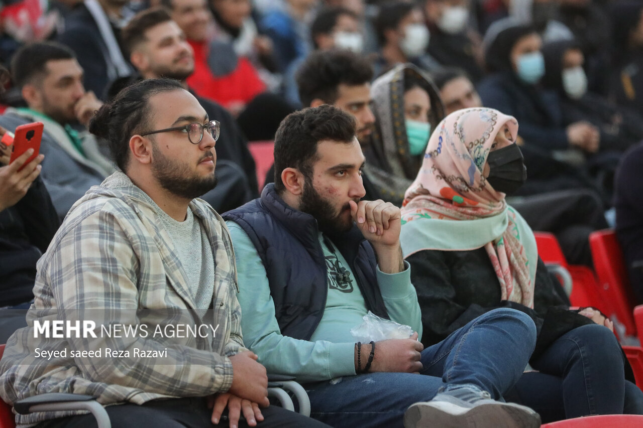 با آغاز نخستین بازی ایران در جام جهانی ۲۰۲۲ قطر در مقابل انگلیس، هواداران تیم ملی فوتبال ایران در باغ کتاب تهران به تماشای بازی پرداختند