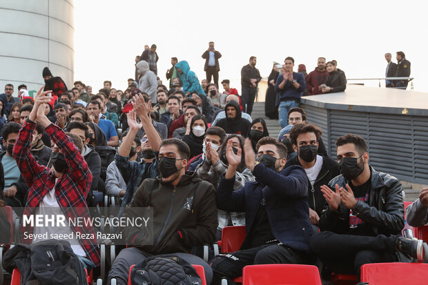 با آغاز نخستین بازی ایران در جام جهانی ۲۰۲۲ قطر در مقابل انگلیس، هواداران تیم ملی فوتبال ایران در باغ کتاب تهران به تماشای بازی پرداختند