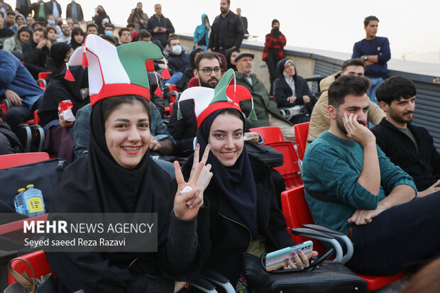 با آغاز نخستین بازی ایران در جام جهانی ۲۰۲۲ قطر در مقابل انگلیس، هواداران تیم ملی فوتبال ایران در باغ کتاب تهران به تماشای بازی پرداختند