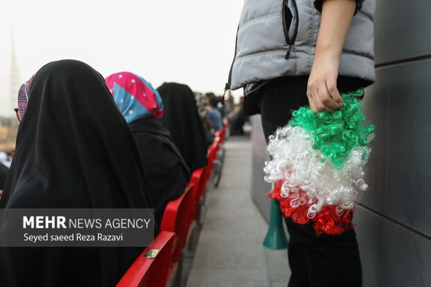 با آغاز نخستین بازی ایران در جام جهانی ۲۰۲۲ قطر در مقابل انگلیس، هواداران تیم ملی فوتبال ایران در باغ کتاب تهران به تماشای بازی پرداختند