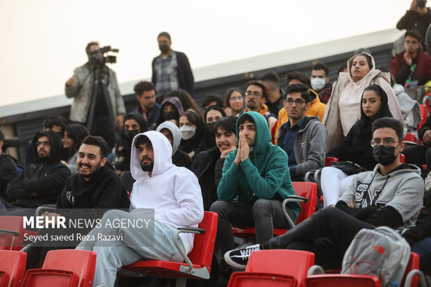 با آغاز نخستین بازی ایران در جام جهانی ۲۰۲۲ قطر در مقابل انگلیس، هواداران تیم ملی فوتبال ایران در باغ کتاب تهران به تماشای بازی پرداختند
