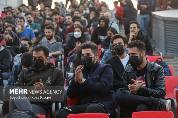 با آغاز نخستین بازی ایران در جام جهانی ۲۰۲۲ قطر در مقابل انگلیس، هواداران تیم ملی فوتبال ایران در باغ کتاب تهران به تماشای بازی پرداختند