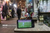 تصاویر / تماشای بازی ایران در بازار قدیمی تبریز