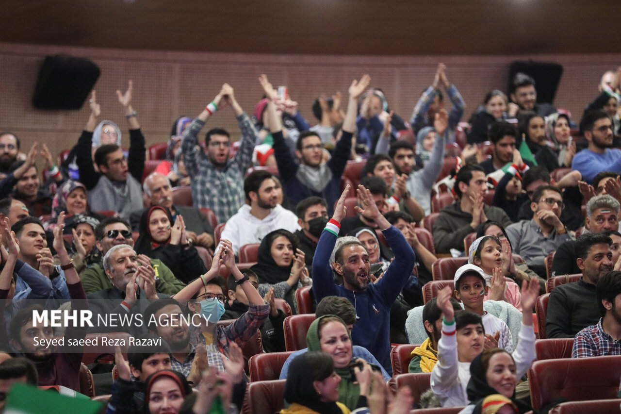 تیم ملی فوتبال ایران در آخرین دیدار مرحله مقدماتی گروه B بیست و دومین دوره جام جهانی از ساعت ۲۲:۳۰ دقیقه امروز سه شنبه در ورزشگاه الثمامه به مصاف تیم ملی آمریکا رفت که این بازی با برتری یک بر صفر آمریکا به پایان رسید