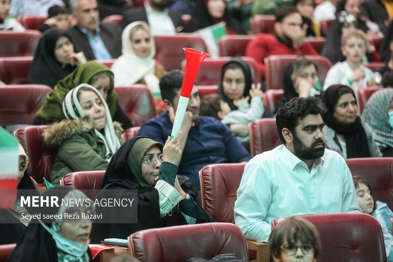 تیم ملی فوتبال ایران در آخرین دیدار مرحله مقدماتی گروه B بیست و دومین دوره جام جهانی از ساعت ۲۲:۳۰ دقیقه امروز سه شنبه در ورزشگاه الثمامه به مصاف تیم ملی آمریکا رفت که این بازی با برتری یک بر صفر آمریکا به پایان رسید