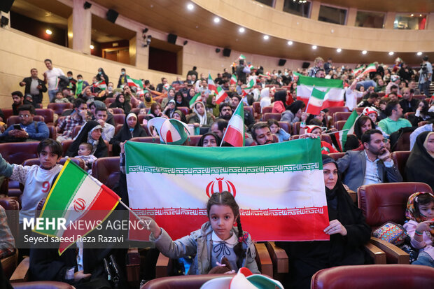 تیم ملی فوتبال ایران در آخرین دیدار مرحله مقدماتی گروه B بیست و دومین دوره جام جهانی از ساعت ۲۲:۳۰ دقیقه امروز سه شنبه در ورزشگاه الثمامه به مصاف تیم ملی آمریکا رفت که این بازی با برتری یک بر صفر آمریکا به پایان رسید