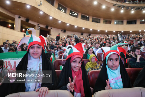 تیم ملی فوتبال ایران در آخرین دیدار مرحله مقدماتی گروه B بیست و دومین دوره جام جهانی از ساعت ۲۲:۳۰ دقیقه امروز سه شنبه در ورزشگاه الثمامه به مصاف تیم ملی آمریکا رفت که این بازی با برتری یک بر صفر آمریکا به پایان رسید