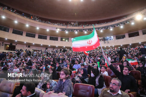 تیم ملی فوتبال ایران در آخرین دیدار مرحله مقدماتی گروه B بیست و دومین دوره جام جهانی از ساعت ۲۲:۳۰ دقیقه امروز سه شنبه در ورزشگاه الثمامه به مصاف تیم ملی آمریکا رفت که این بازی با برتری یک بر صفر آمریکا به پایان رسید