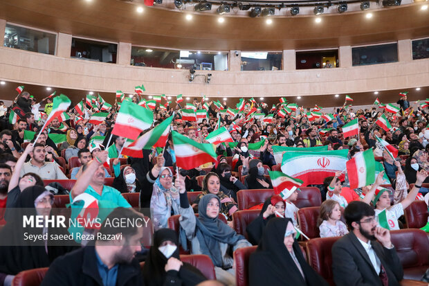 تیم ملی فوتبال ایران در آخرین دیدار مرحله مقدماتی گروه B بیست و دومین دوره جام جهانی از ساعت ۲۲:۳۰ دقیقه امروز سه شنبه در ورزشگاه الثمامه به مصاف تیم ملی آمریکا رفت که این بازی با برتری یک بر صفر آمریکا به پایان رسید