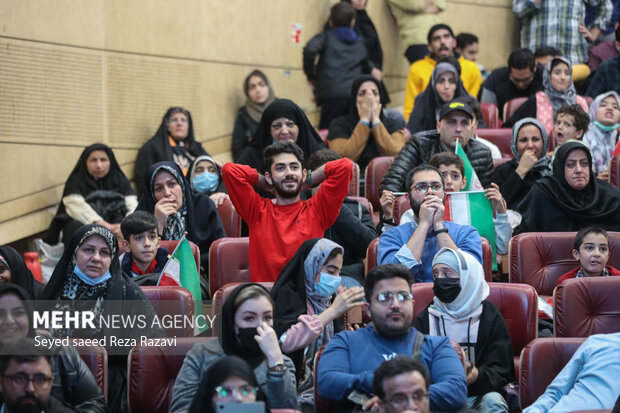 تیم ملی فوتبال ایران در آخرین دیدار مرحله مقدماتی گروه B بیست و دومین دوره جام جهانی از ساعت ۲۲:۳۰ دقیقه امروز سه شنبه در ورزشگاه الثمامه به مصاف تیم ملی آمریکا رفت که این بازی با برتری یک بر صفر آمریکا به پایان رسید