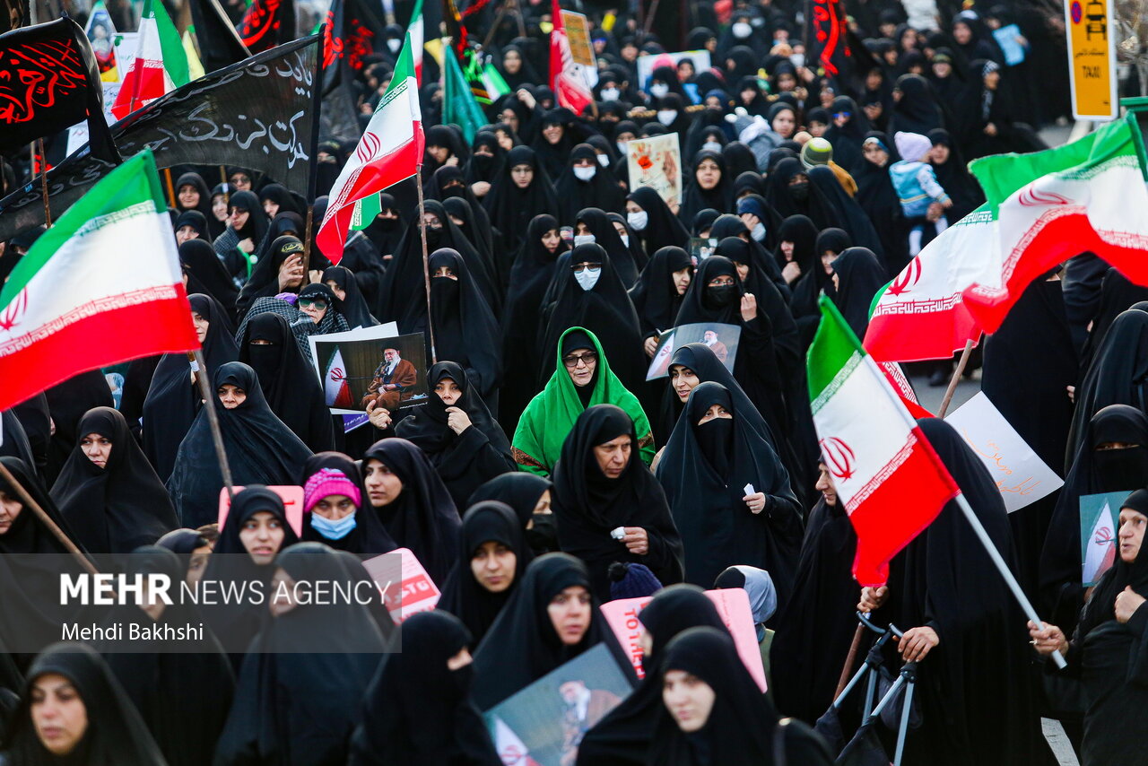 راهپیمایی بانوان قمی در حمایت از حجاب