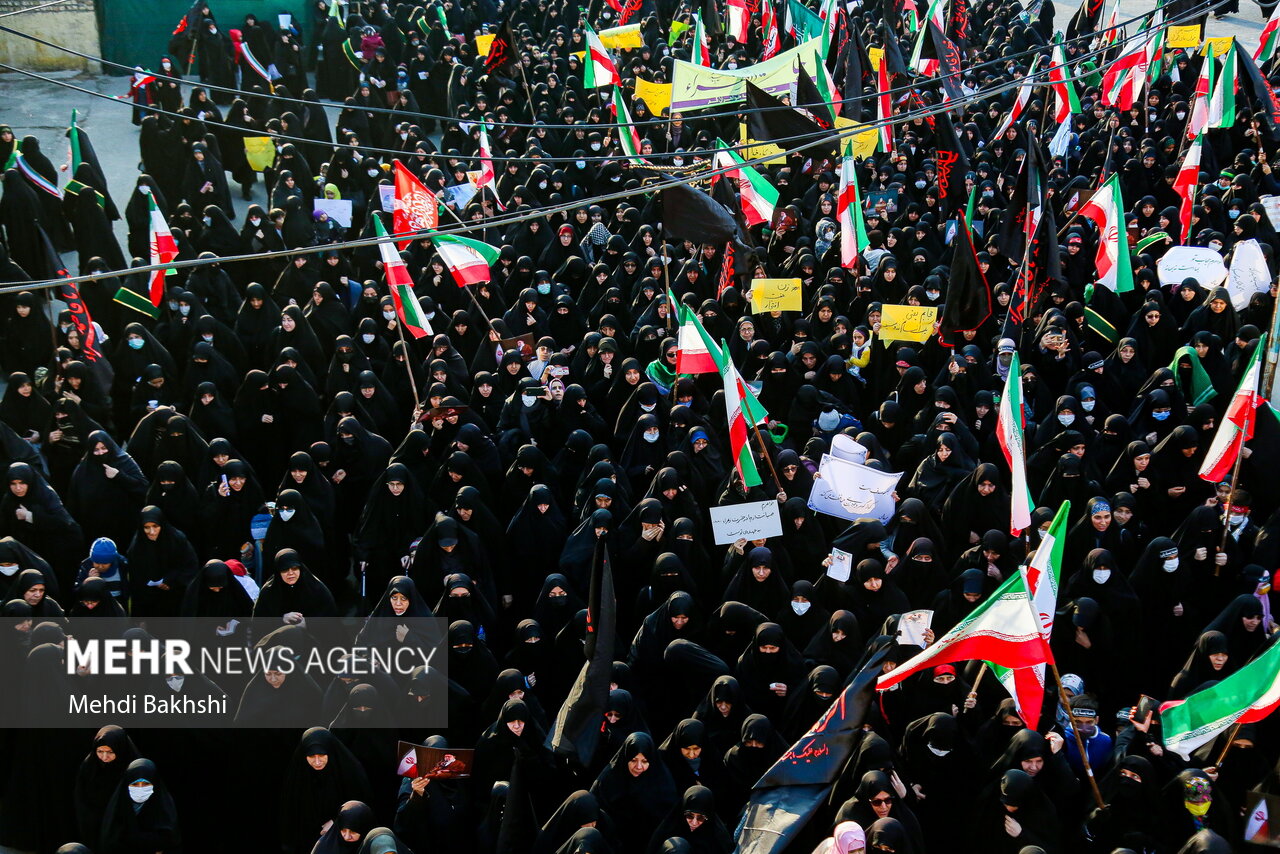 راهپیمایی بانوان قمی در حمایت از حجاب