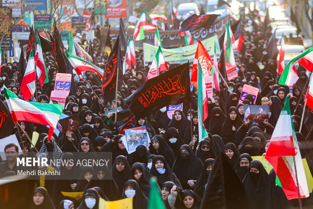 راهپیمایی بانوان قمی در حمایت از حجاب