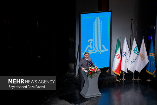 محمد مهدی اسماعیلی وزیر فرهنگ و ارشاد اسلامی در حال سخنرانی در مراسم اختتامیه پانزدهمین دوره جایزه ادبی جلال آل احمد است