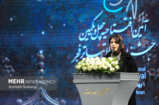 یکی از برگزیدگان چهل و یکمین جشنواره تئاتر فجر جایزه خود را تقدیم به زنان ایران زمین کرد