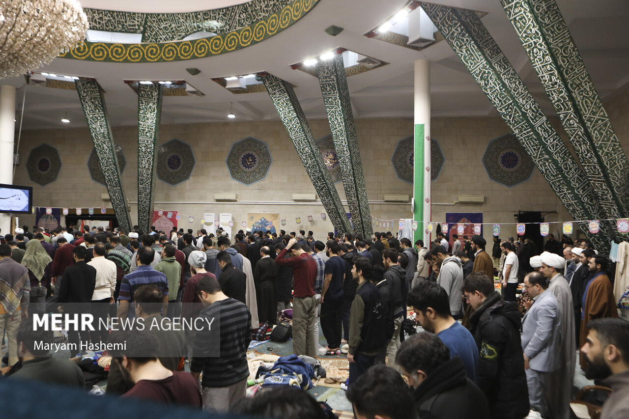 همزمان با ۱۳ ماه رجب و میلاد با سعادت حضرت امام علی (ع) آیین معنوی اعتکاف با حضور دانشجویان روزه دار و معتکف در مساجد دانشگاه‌های تهران و امیرکبیر در حال برگزاری است