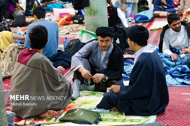 اعتکاف طلاب غیرایرانی در قم